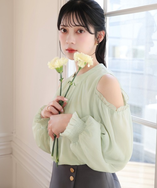 mipiarl(ミピアール)の「オフショルシアーギャザーブラウス(シャツ/ブラウス・レディース・ミント/アイボリー/ブラック・LARGE/MEDIUM/SMALL)」の3枚目の写真