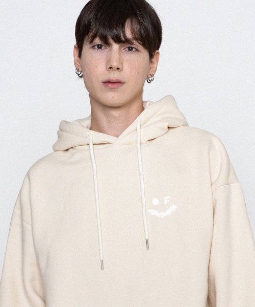 GRAVER（グレーバー）の「[ユニセックス]スモール雲ドローイングスマイルフードパーカー_クリーム（パーカー・レディース・アイボリー・SMALL/MEDIUM/LARGE/X-LARGE）」の2枚目の写真