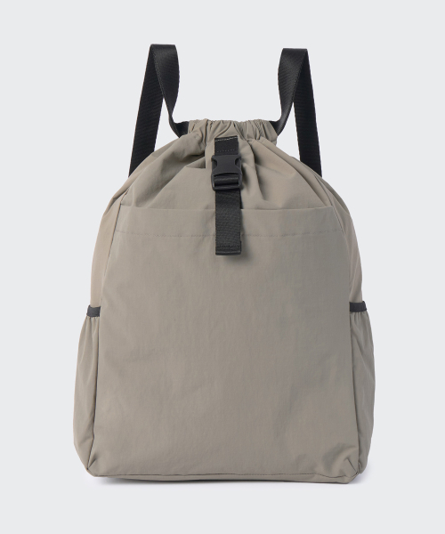 MUSINSA STANDARD（ムシンサスタンダード）の「リップストップワンバックルドローストリングバックパック[グレイッシュベージュ]（バックパック/リュック・レディース・その他・FREE）」の13枚目の写真
