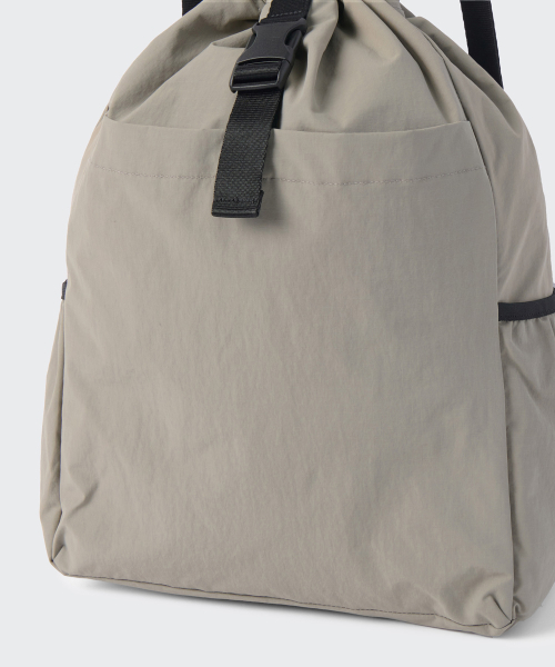 MUSINSA STANDARD（ムシンサスタンダード）の「リップストップワンバックルドローストリングバックパック[グレイッシュベージュ]（バックパック/リュック・レディース・その他・FREE）」の10枚目の写真