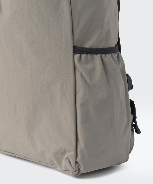 MUSINSA STANDARD（ムシンサスタンダード）の「リップストップワンバックルドローストリングバックパック[グレイッシュベージュ]（バックパック/リュック・レディース・その他・FREE）」の9枚目の写真
