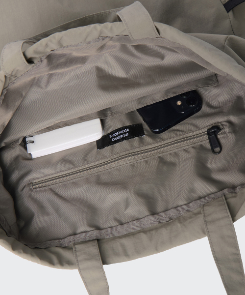 MUSINSA STANDARD（ムシンサスタンダード）の「リップストップワンバックルドローストリングバックパック[グレイッシュベージュ]（バックパック/リュック・レディース・その他・FREE）」の8枚目の写真