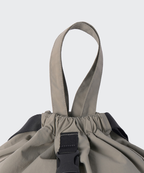 MUSINSA STANDARD（ムシンサスタンダード）の「リップストップワンバックルドローストリングバックパック[グレイッシュベージュ]（バックパック/リュック・レディース・その他・FREE）」の7枚目の写真
