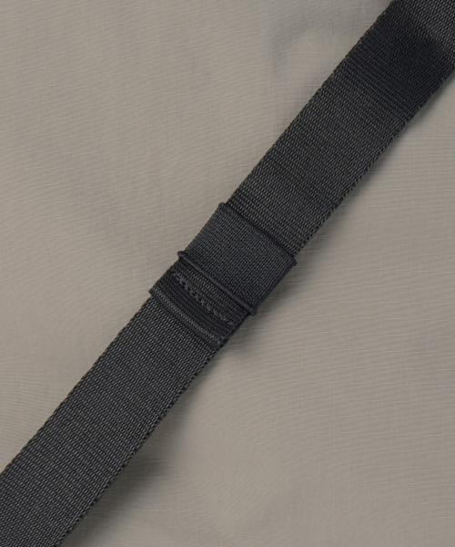 MUSINSA STANDARD（ムシンサスタンダード）の「リップストップワンバックルドローストリングバックパック[グレイッシュベージュ]（バックパック/リュック・レディース・その他・FREE）」の2枚目の写真