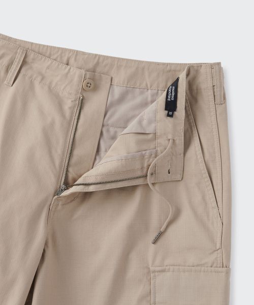 MUSINSA STANDARD（ムシンサスタンダード）の「リップストップパラシュートカーゴパンツ[ベージュ]（その他パンツ・メンズ・その他・26/27/28/29/30/31/32/33/34/36/38/40/42）」の4枚目の写真