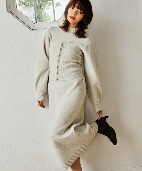 mysty woman（ミスティウーマン）の「シャイニービスチェ付きワンピース 624980（ワンピース・レディース・オフホワイト/グレー/ブラウン・FREE）」の2枚目の写真