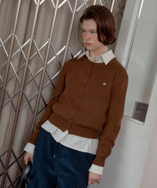 ANOETIC(アノエティック)の「ANC BASIC ROUND CARDIGAN_BROWN(カーディガン/ボレロ・レディース・ブラウン・FREE)」の2枚目の写真