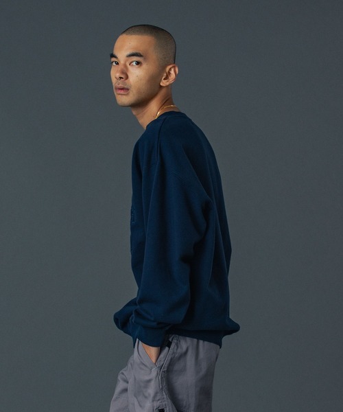 XLARGE（エクストララージ）の「PATCHED OLD ENGLISH CREWNECK SWEATSHIRT（スウェット・メンズ・ブラック/オリーブ/グレー/ネイビー・S/M/L/XL）」の15枚目の写真