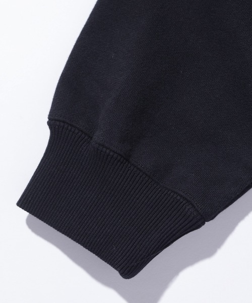 XLARGE（エクストララージ）の「PATCHED OLD ENGLISH CREWNECK SWEATSHIRT（スウェット・メンズ・ブラック/オリーブ/グレー/ネイビー・S/M/L/XL）」の8枚目の写真