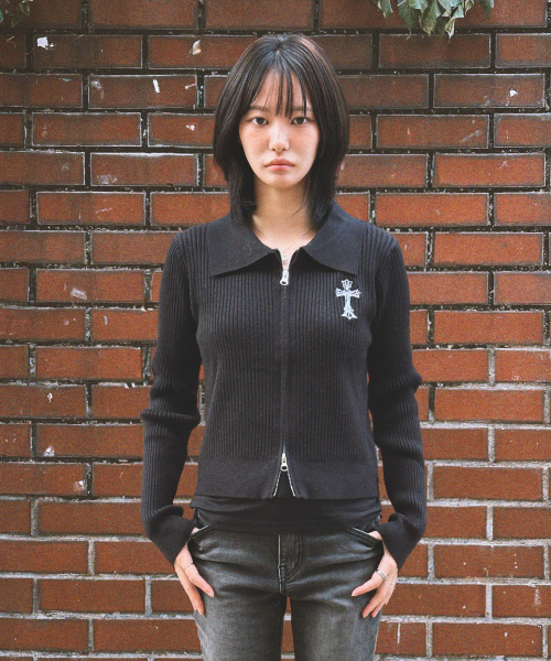 DAMISH(ダミシュ)の「ゴシッククロス刺繍ニットジップアップ_ブラック(ニット/セーター・レディース・ブラック・FREE)」の4枚目の写真