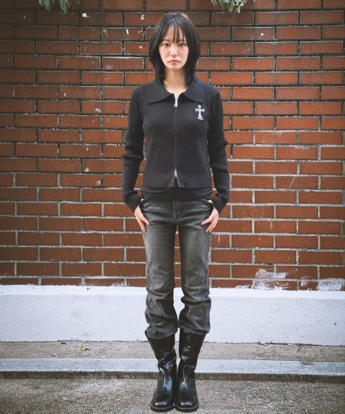 DAMISH(ダミシュ)の「ゴシッククロス刺繍ニットジップアップ_ブラック(ニット/セーター・レディース・ブラック・FREE)」の5枚目の写真