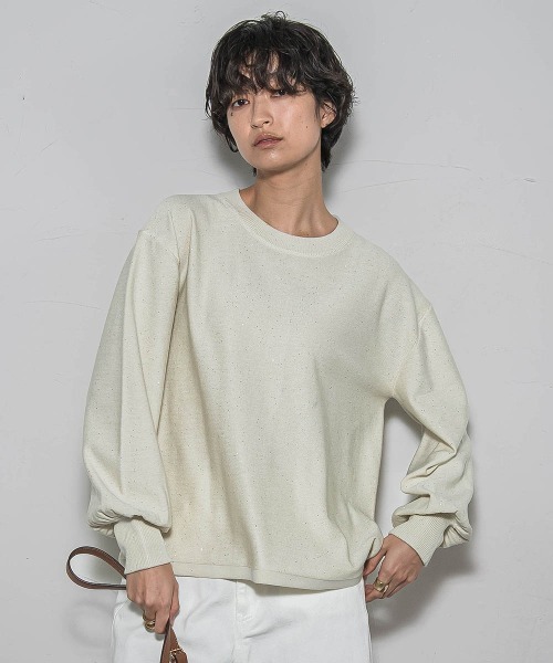 MAYSON GREY(メイソングレイ)の「ミニスパンコールクルーネックニット≪手洗い可能≫(ニット/セーター・レディース・オフホワイト/ライトグレー/レッド/ブラック・M)」の2枚目の写真