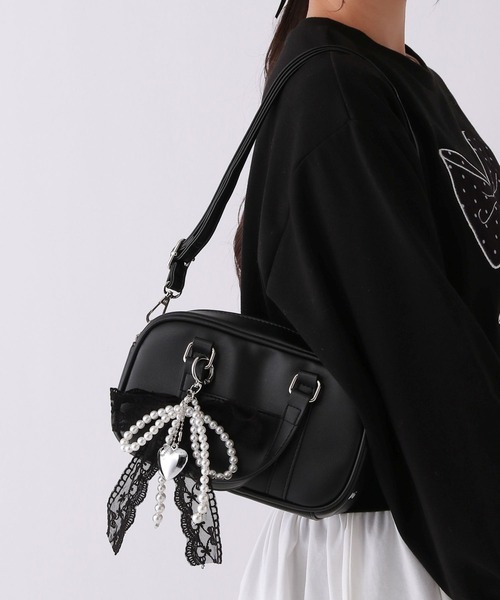 repipi armario（レピピ アルマリオ）の「【2WAY】チャーム付きミニボストンバッグ（ショルダーバッグ・レディース・サックスブルー/ブラック/アイボリー・ONE SIZE）」の2枚目の写真