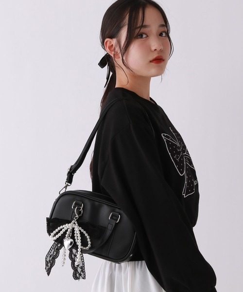 repipi armario（レピピ アルマリオ）の「【2WAY】チャーム付きミニボストンバッグ（ショルダーバッグ・レディース・サックスブルー/ブラック/アイボリー・ONE SIZE）」の4枚目の写真