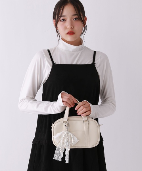 repipi armario（レピピ アルマリオ）の「【2WAY】チャーム付きミニボストンバッグ（ショルダーバッグ・レディース・サックスブルー/ブラック/アイボリー・ONE SIZE）」の5枚目の写真