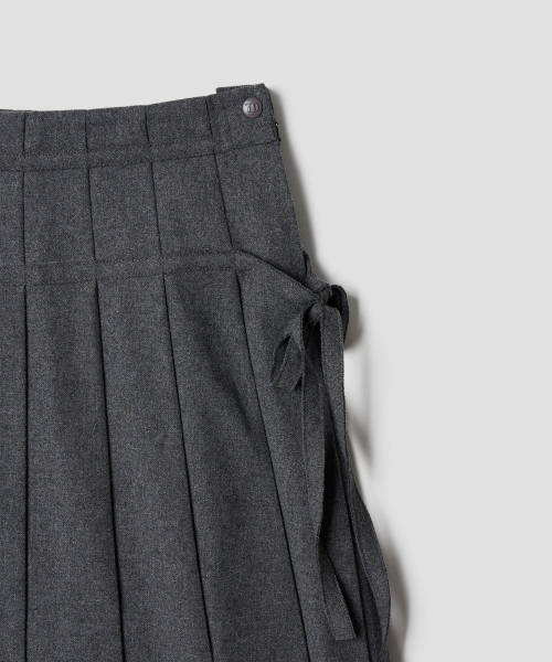 TTUDEMENT(トュードメント)の「RIBBON TIE PLEATED MIDI SKIRT GREY(スカート・レディース・その他・S)」の5枚目の写真