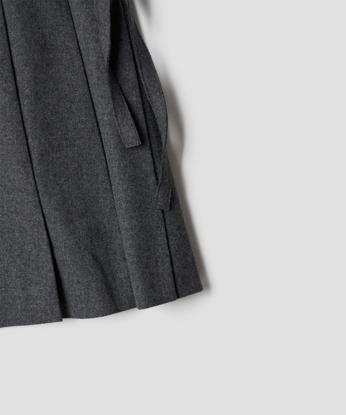 TTUDEMENT(トュードメント)の「RIBBON TIE PLEATED MIDI SKIRT GREY(スカート・レディース・その他・S)」の6枚目の写真