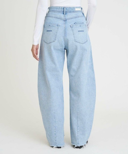 YANUK(ヤヌーク)の「YANUK(ヤヌーク) カーブテーパード "LAURA" / カットオフアイス/CIC(デニムパンツ・レディース・ライトブルー・26/25/24/23)」の2枚目の写真