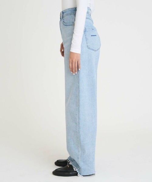 YANUK(ヤヌーク)の「YANUK(ヤヌーク) カーブテーパード "LAURA" / カットオフアイス/CIC(デニムパンツ・レディース・ライトブルー・26/25/24/23)」の3枚目の写真