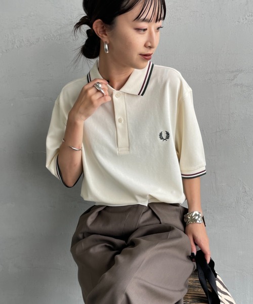FRED PERRY（フレッドペリー）の「[FRED PERRY/フレッドペリー] ツインティップライン ワンポイントロゴ刺繍ポロシャツ M3600（ポロシャツ・レディース・オリーブ/ブラック系/ブラック系1/ダークブルー/チャコール/ブルーグレー/ホワイト系1/キャメル/モスグリーン/グリーン/ネイビー系/ナチュラル/グレー/オフホワイト/ワイン/サックスブルー/ダークグリーン/ホワイト/ブラック/ネイビー/ネイビー系1/レッド/チャコールグレー/グリーン系・M/S/XL/L）」の4枚目の写真