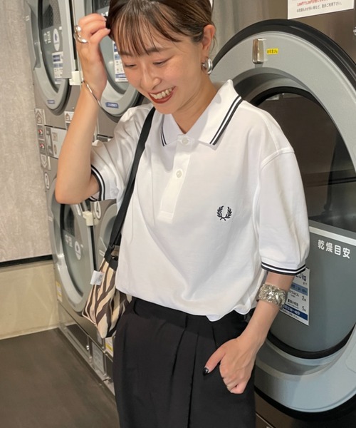 FRED PERRY（フレッドペリー）の「[FRED PERRY/フレッドペリー] ツインティップライン ワンポイントロゴ刺繍ポロシャツ M3600（ポロシャツ・レディース・オリーブ/ブラック系/ブラック系1/ダークブルー/チャコール/ブルーグレー/ホワイト系1/キャメル/モスグリーン/グリーン/ネイビー系/ナチュラル/グレー/オフホワイト/ワイン/サックスブルー/ダークグリーン/ホワイト/ブラック/ネイビー/ネイビー系1/レッド/チャコールグレー/グリーン系・M/S/XL/L）」の2枚目の写真