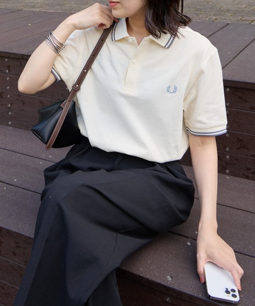 FRED PERRY（フレッドペリー）の「[FRED PERRY/フレッドペリー] ツインティップライン ワンポイントロゴ刺繍ポロシャツ M3600（ポロシャツ・レディース・オリーブ/ブラック系/ブラック系1/ダークブルー/チャコール/ブルーグレー/ホワイト系1/キャメル/モスグリーン/グリーン/ネイビー系/ナチュラル/グレー/オフホワイト/ワイン/サックスブルー/ダークグリーン/ホワイト/ブラック/ネイビー/ネイビー系1/レッド/チャコールグレー/グリーン系・M/S/XL/L）」の3枚目の写真