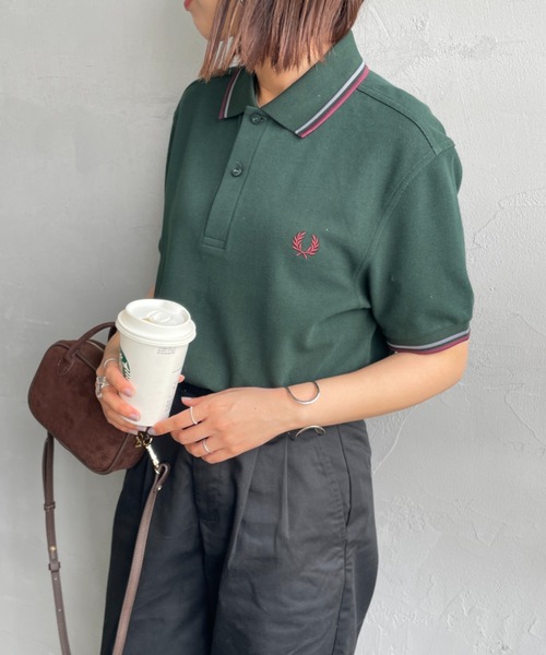 FRED PERRY（フレッドペリー）の「[FRED PERRY/フレッドペリー] ツインティップライン ワンポイントロゴ刺繍ポロシャツ M3600（ポロシャツ・レディース・オリーブ/ブラック系/ブラック系1/ダークブルー/チャコール/ブルーグレー/ホワイト系1/キャメル/モスグリーン/グリーン/ネイビー系/ナチュラル/グレー/オフホワイト/ワイン/サックスブルー/ダークグリーン/ホワイト/ブラック/ネイビー/ネイビー系1/レッド/チャコールグレー/グリーン系・M/S/XL/L）」の14枚目の写真