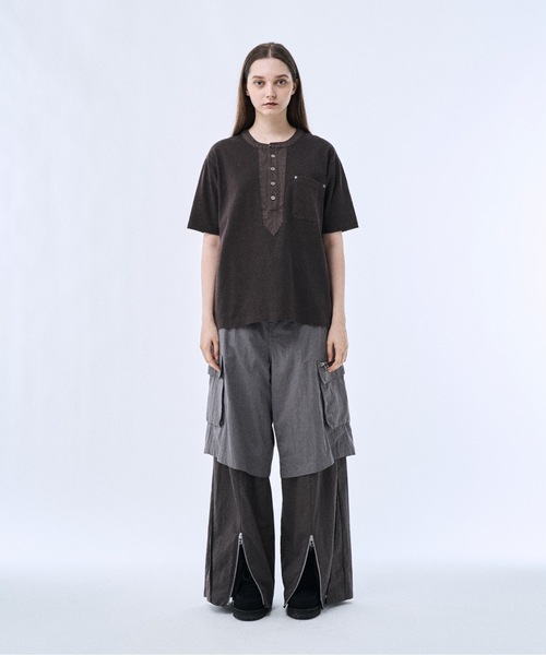 PHILTHEORY(フィルセオリー)の「Metal button henly neck T-shirts / メタルボタンヘンリーネックT(Tシャツ/カットソー・メンズ・チャコールグレー/ブラウン・1/3/2)」の9枚目の写真