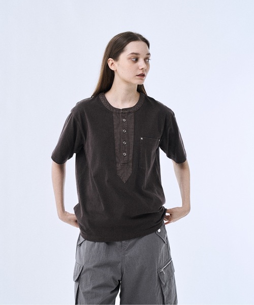 PHILTHEORY(フィルセオリー)の「Metal button henly neck T-shirts / メタルボタンヘンリーネックT(Tシャツ/カットソー・メンズ・チャコールグレー/ブラウン・1/3/2)」の13枚目の写真