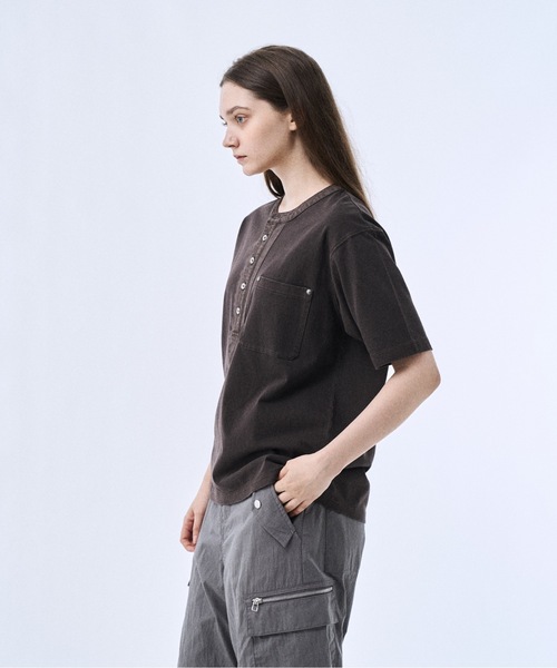 PHILTHEORY(フィルセオリー)の「Metal button henly neck T-shirts / メタルボタンヘンリーネックT(Tシャツ/カットソー・メンズ・チャコールグレー/ブラウン・1/3/2)」の14枚目の写真