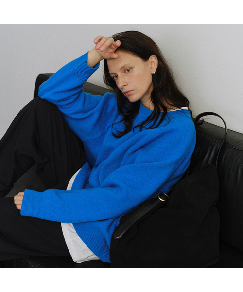 URAGO(ユラーゴ)の「Wool raglan boxy knit(ニット/セーター・レディース・チャコールグレー/ブルー/ライトイエロー・FREE)」の2枚目の写真