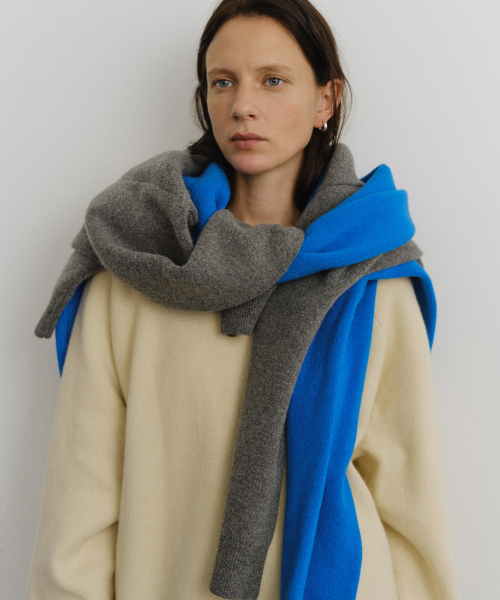 URAGO(ユラーゴ)の「Wool raglan boxy knit(ニット/セーター・レディース・チャコールグレー/ブルー/ライトイエロー・FREE)」の4枚目の写真