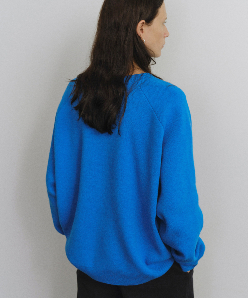 URAGO(ユラーゴ)の「Wool raglan boxy knit(ニット/セーター・レディース・チャコールグレー/ブルー/ライトイエロー・FREE)」の5枚目の写真