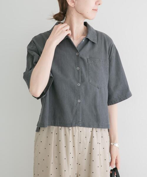 ITEMS URBANRESEARCH（アイテムズ アーバンリサーチ）の「レーヨンデニム半袖シャツ（シャツ/ブラウス・レディース・ブラック/ワンウォッシュ・FREE）」の2枚目の写真