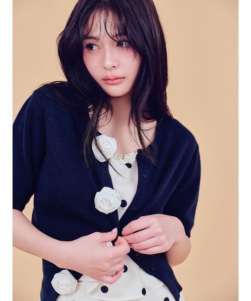 SNIDEL（スナイデル）の「【WEB限定/ROSE Collection】モチーフボタンニットカーディガン（カーディガン/ボレロ・レディース・レッド/ネイビー/サックスブルー/グレー・F）」の3枚目の写真