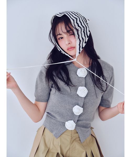 SNIDEL（スナイデル）の「【WEB限定/ROSE Collection】モチーフボタンニットカーディガン（カーディガン/ボレロ・レディース・レッド/ネイビー/サックスブルー/グレー・F）」の2枚目の写真