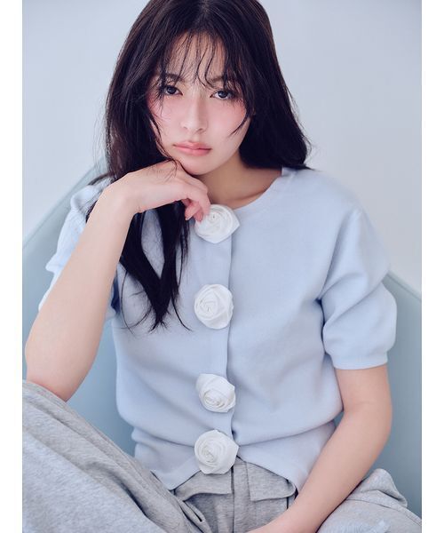 SNIDEL（スナイデル）の「【WEB限定/ROSE Collection】モチーフボタンニットカーディガン（カーディガン/ボレロ・レディース・レッド/ネイビー/サックスブルー/グレー・F）」の4枚目の写真