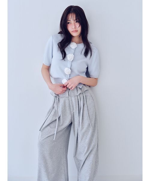 SNIDEL（スナイデル）の「【WEB限定/ROSE Collection】モチーフボタンニットカーディガン（カーディガン/ボレロ・レディース・レッド/ネイビー/サックスブルー/グレー・F）」の6枚目の写真