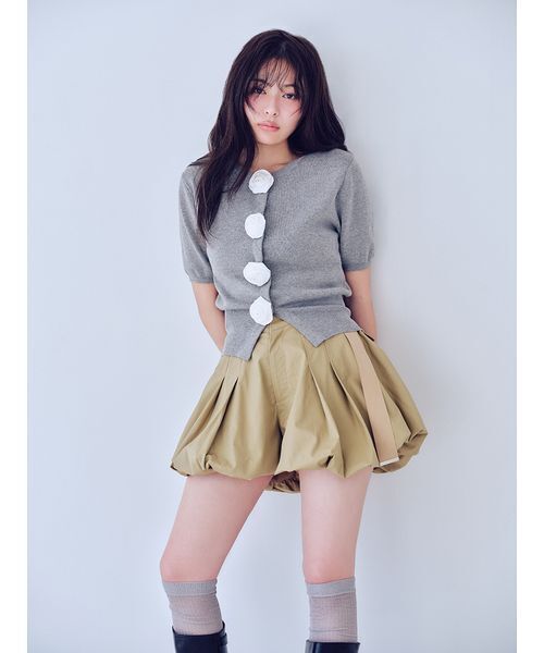 SNIDEL（スナイデル）の「【WEB限定/ROSE Collection】モチーフボタンニットカーディガン（カーディガン/ボレロ・レディース・レッド/ネイビー/サックスブルー/グレー・F）」の7枚目の写真