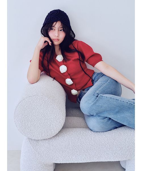 SNIDEL（スナイデル）の「【WEB限定/ROSE Collection】モチーフボタンニットカーディガン（カーディガン/ボレロ・レディース・レッド/ネイビー/サックスブルー/グレー・F）」の8枚目の写真