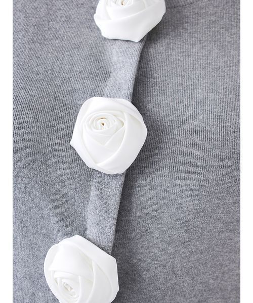 SNIDEL（スナイデル）の「【WEB限定/ROSE Collection】モチーフボタンニットカーディガン（カーディガン/ボレロ・レディース・レッド/ネイビー/サックスブルー/グレー・F）」の14枚目の写真