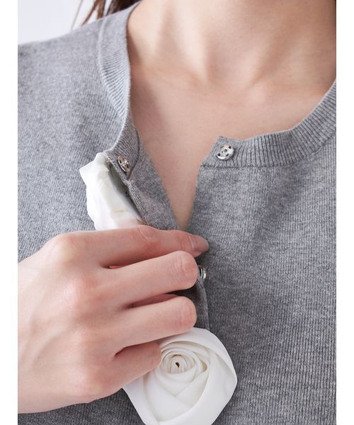 SNIDEL（スナイデル）の「【WEB限定/ROSE Collection】モチーフボタンニットカーディガン（カーディガン/ボレロ・レディース・レッド/ネイビー/サックスブルー/グレー・F）」の17枚目の写真