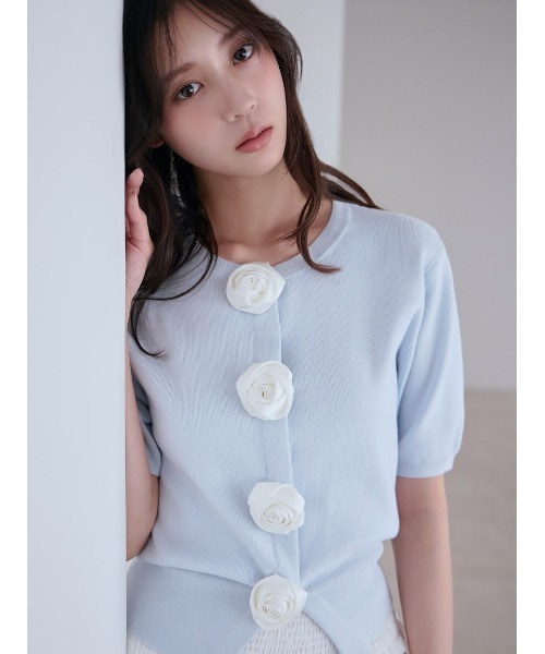 SNIDEL(スナイデル)の「【WEB限定/ROSE Collection】モチーフボタンニットカーディガン(カーディガン/ボレロ・レディース・レッド/ネイビー/サックスブルー/グレー・F)」の4枚目の写真