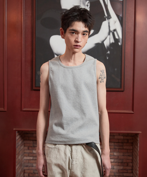 AREUBAN(アルバン)の「エッセンシャルUネックスリーブレス_グレー(Tシャツ/カットソー・メンズ・グレー・2/3)」の1枚目の写真