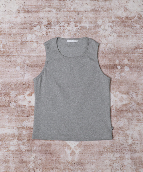 AREUBAN(アルバン)の「エッセンシャルUネックスリーブレス_グレー(Tシャツ/カットソー・メンズ・グレー・2/3)」の2枚目の写真
