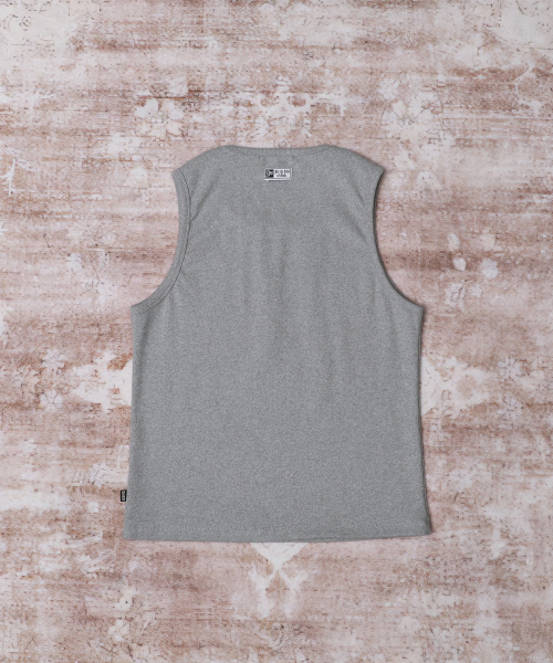 AREUBAN(アルバン)の「エッセンシャルUネックスリーブレス_グレー(Tシャツ/カットソー・メンズ・グレー・2/3)」の3枚目の写真