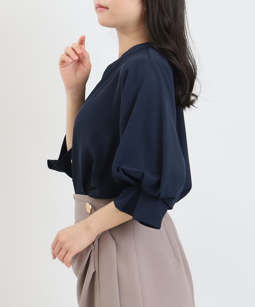 ASTORIA ODIER（アストリアオディール）の「とろみボリュームスリーブスキッパーブラウス（シャツ/ブラウス・レディース・ベージュ/ネイビー/ラベンダー/ホワイト・MEDIUM/LARGE）」の8枚目の写真