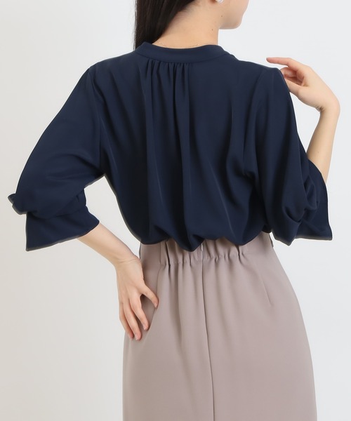 ASTORIA ODIER（アストリアオディール）の「とろみボリュームスリーブスキッパーブラウス（シャツ/ブラウス・レディース・ベージュ/ネイビー/ラベンダー/ホワイト・MEDIUM/LARGE）」の7枚目の写真