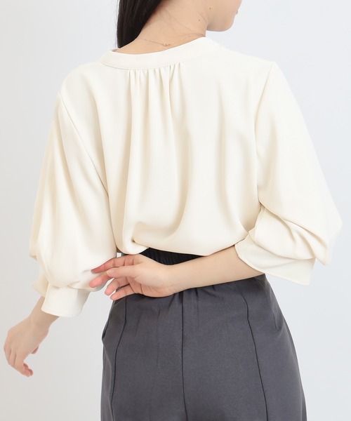 ASTORIA ODIER（アストリアオディール）の「とろみボリュームスリーブスキッパーブラウス（シャツ/ブラウス・レディース・ベージュ/ネイビー/ラベンダー/ホワイト・MEDIUM/LARGE）」の17枚目の写真