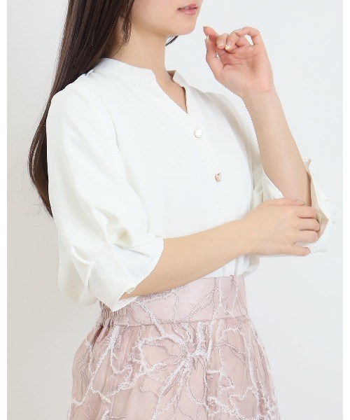 ASTORIA ODIER（アストリアオディール）の「とろみボリュームスリーブスキッパーブラウス（シャツ/ブラウス・レディース・ベージュ/ネイビー/ラベンダー/ホワイト・MEDIUM/LARGE）」の11枚目の写真